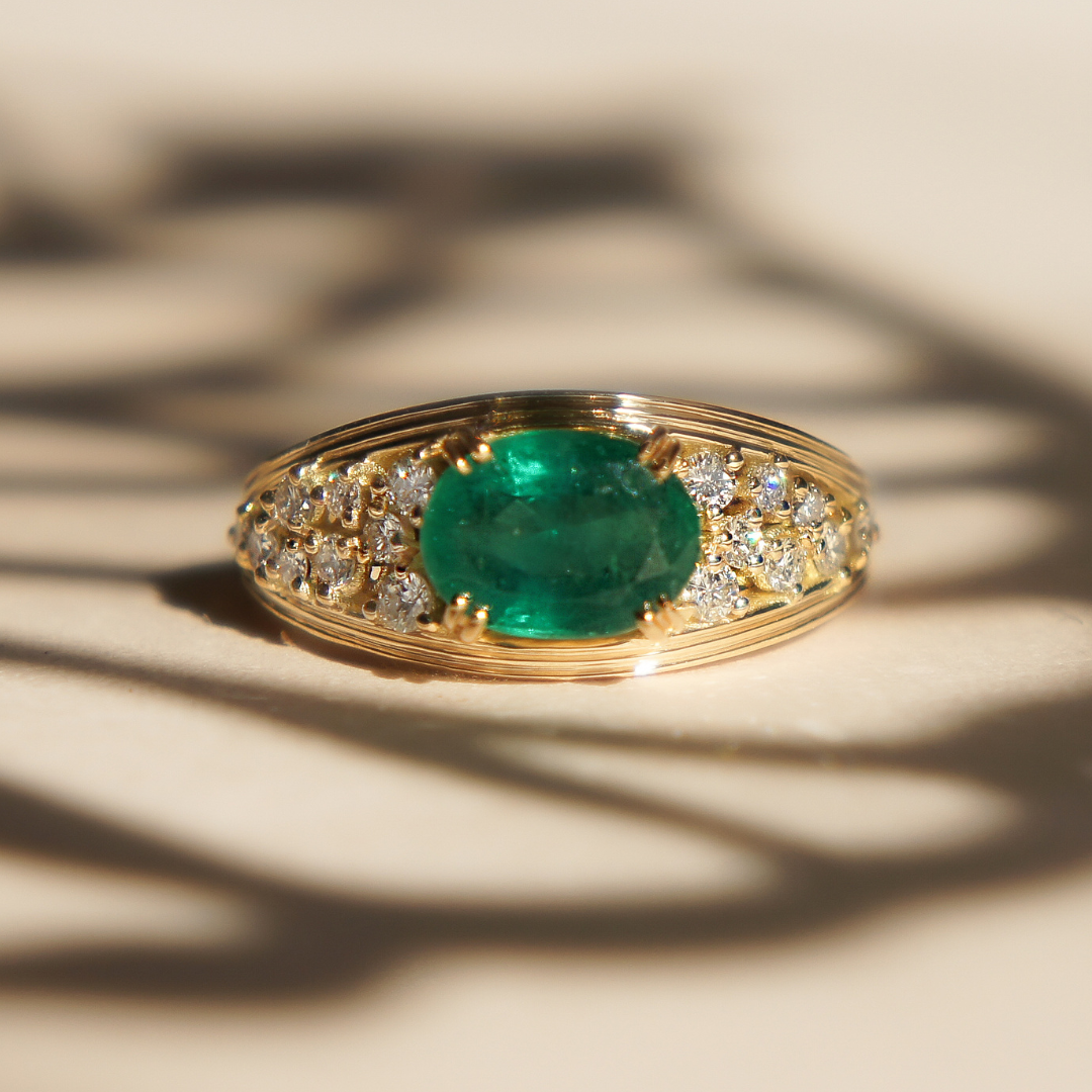 Bague émeraude avec pavage diamants en or jaune