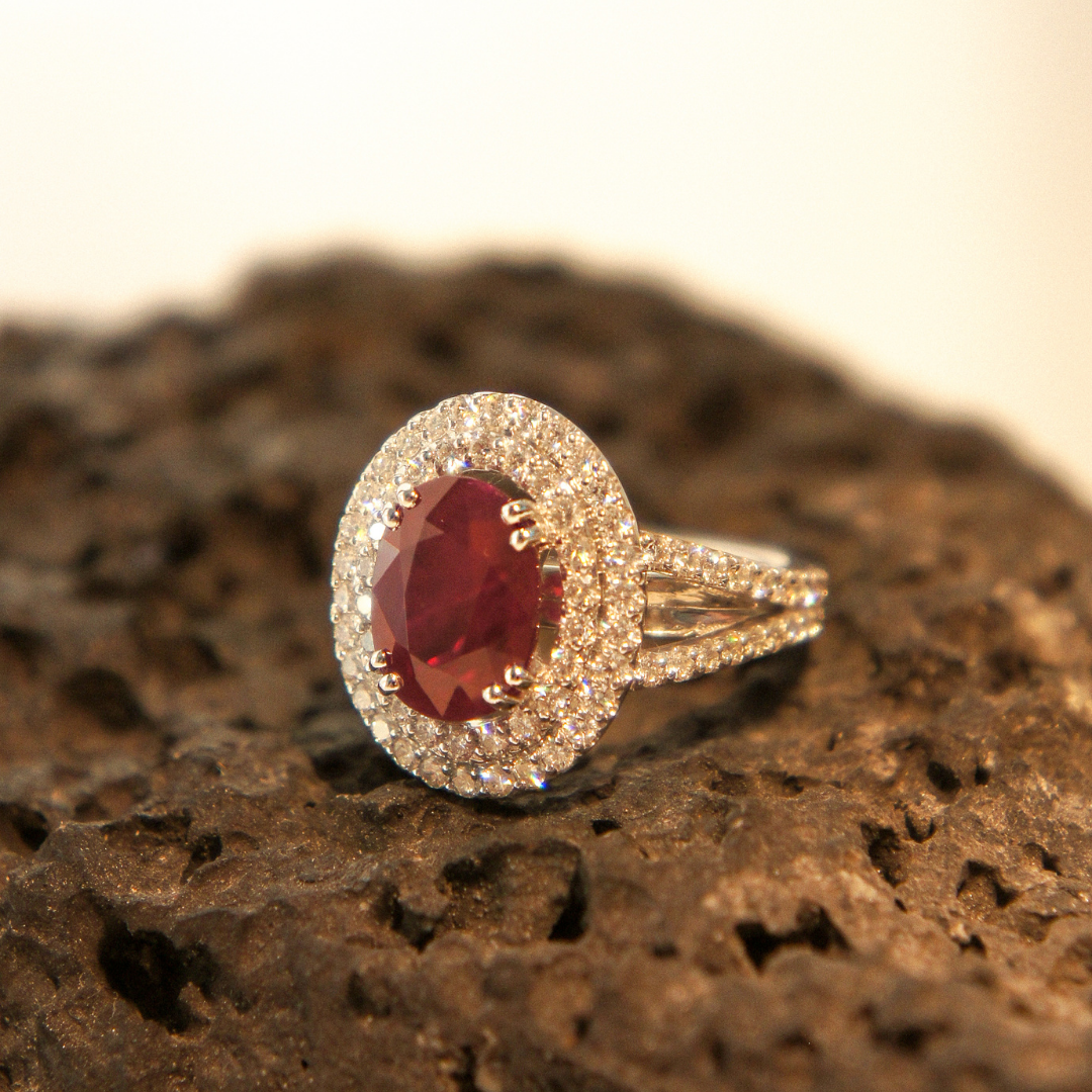 Bague rubis à double entourage pavée de diamants