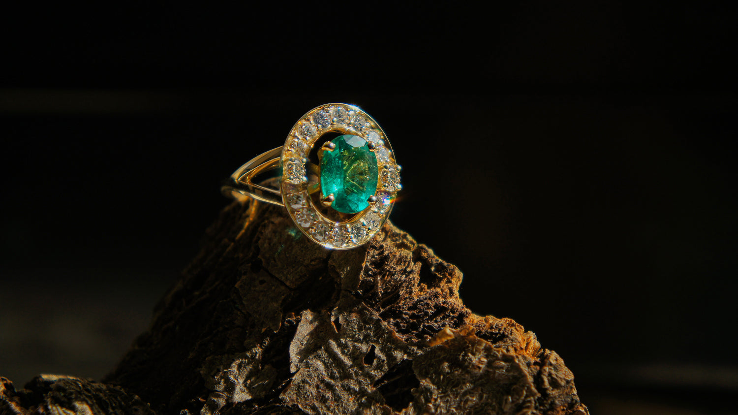 bague de fiançailles émeraude et diamants en or