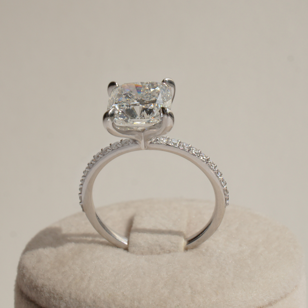 Bague solitaire diamant coussin avec pavage or blanc (AL002C)