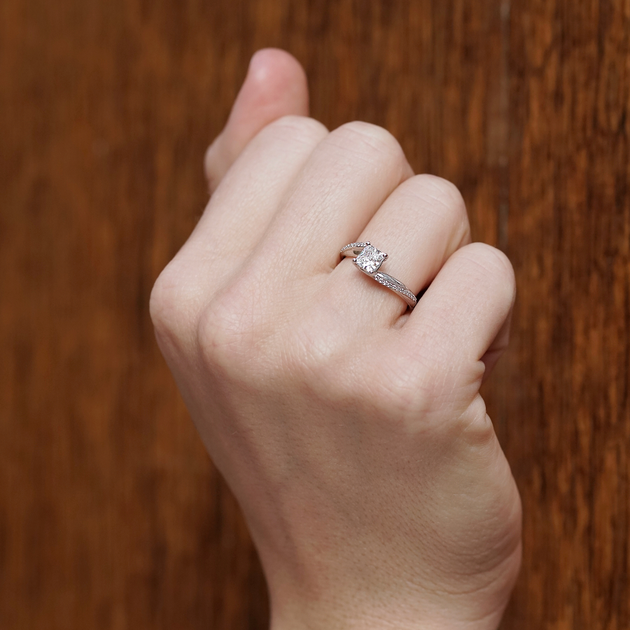 Bague solitaire asymétrique diamant émeraude avec pavage or blanc (AL010E)