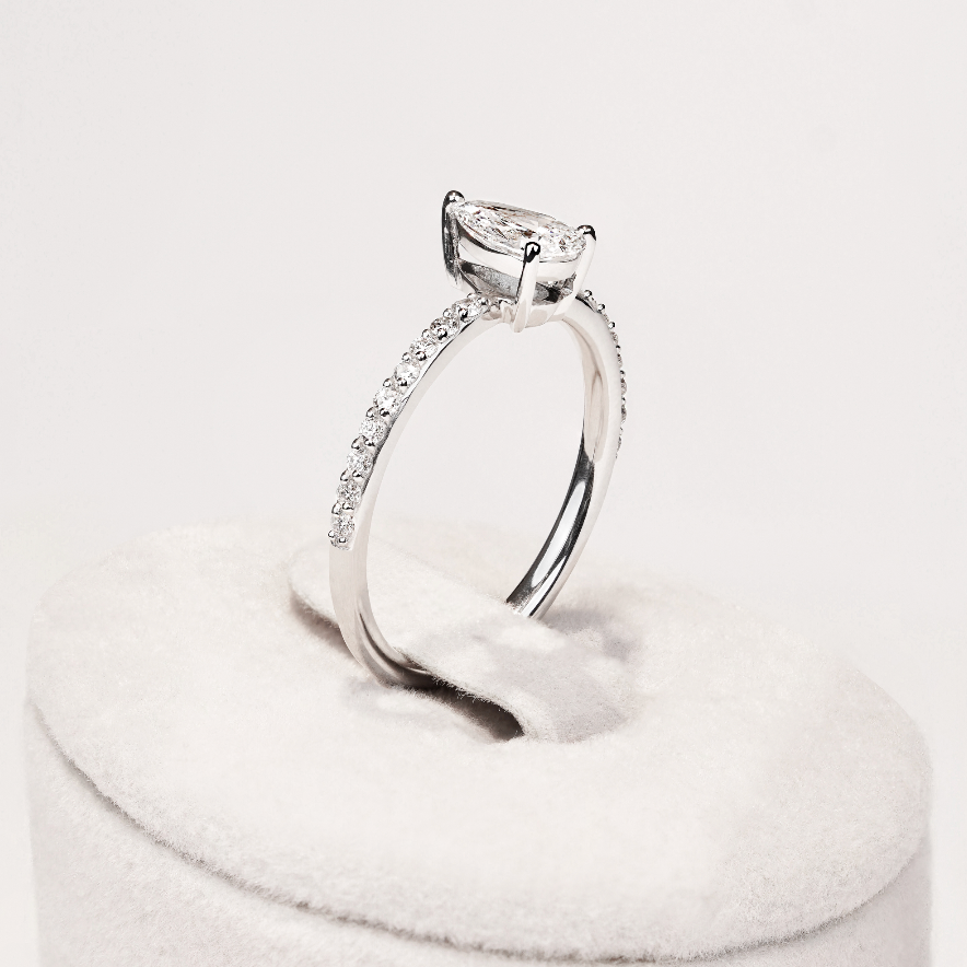 Bague solitaire serti griffe diamant poire avec pavage monture cathédrale or blanc (AL000P)