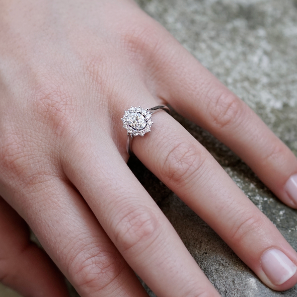 Bague à entourage type marguerite diamant ovale or rose (AL007O)