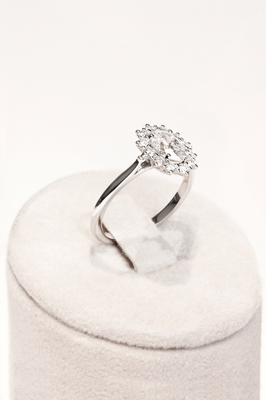 Bague à entourage type marguerite diamant ovale or blanc (AL007O)