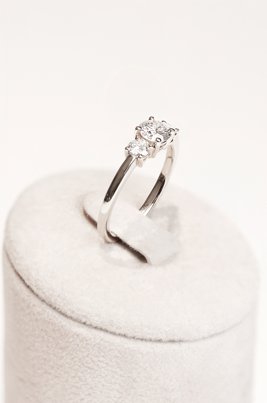 Bague Trilogie En Or Blanc 18 Carats Avec Trois Zircons Blancs - Toutes Tailles Disponibles - Neuf Avec étiquettes