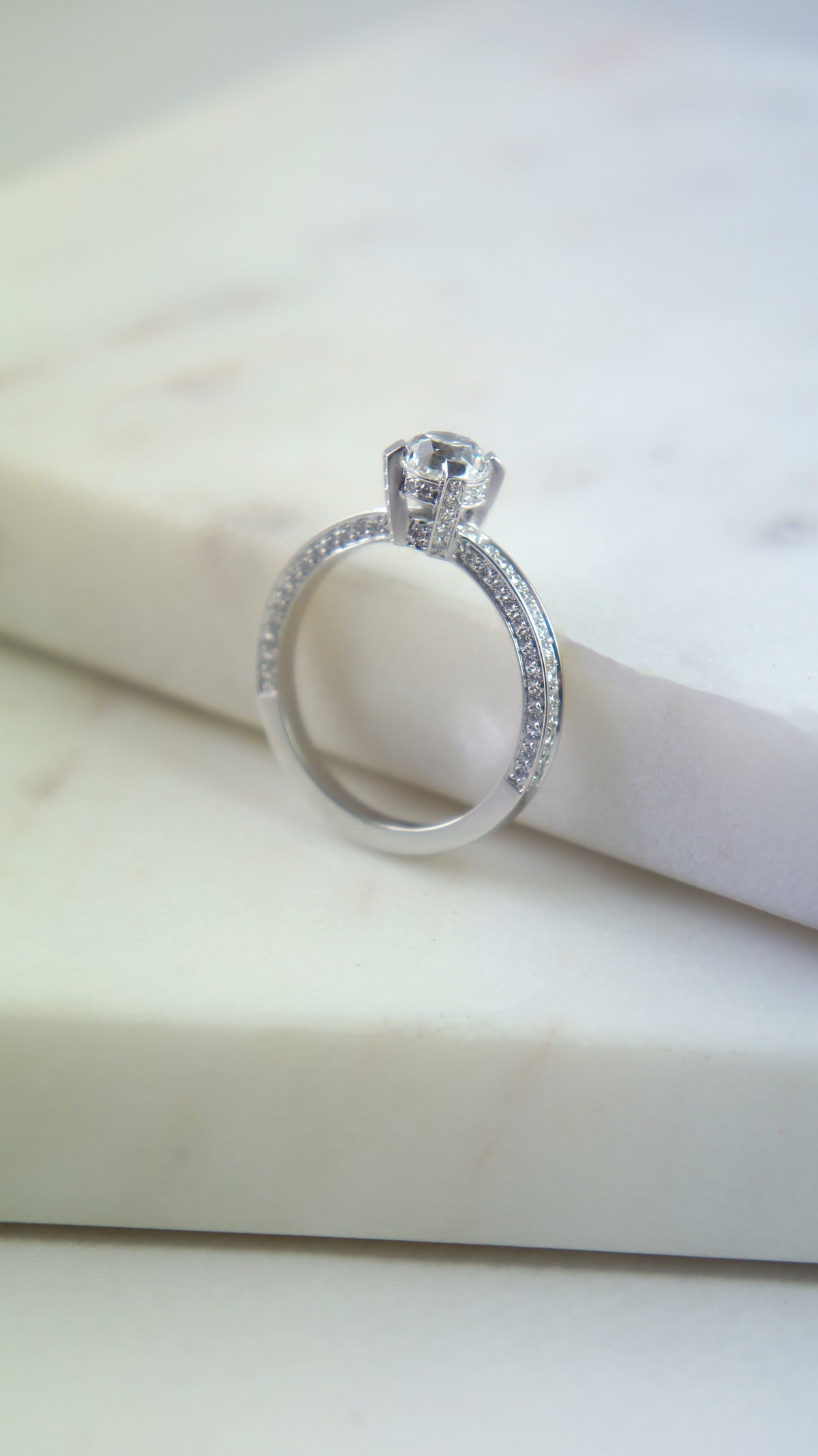 Bague solitaire diamant rond avec pavage et griffes pavées or blanc (AL020R)