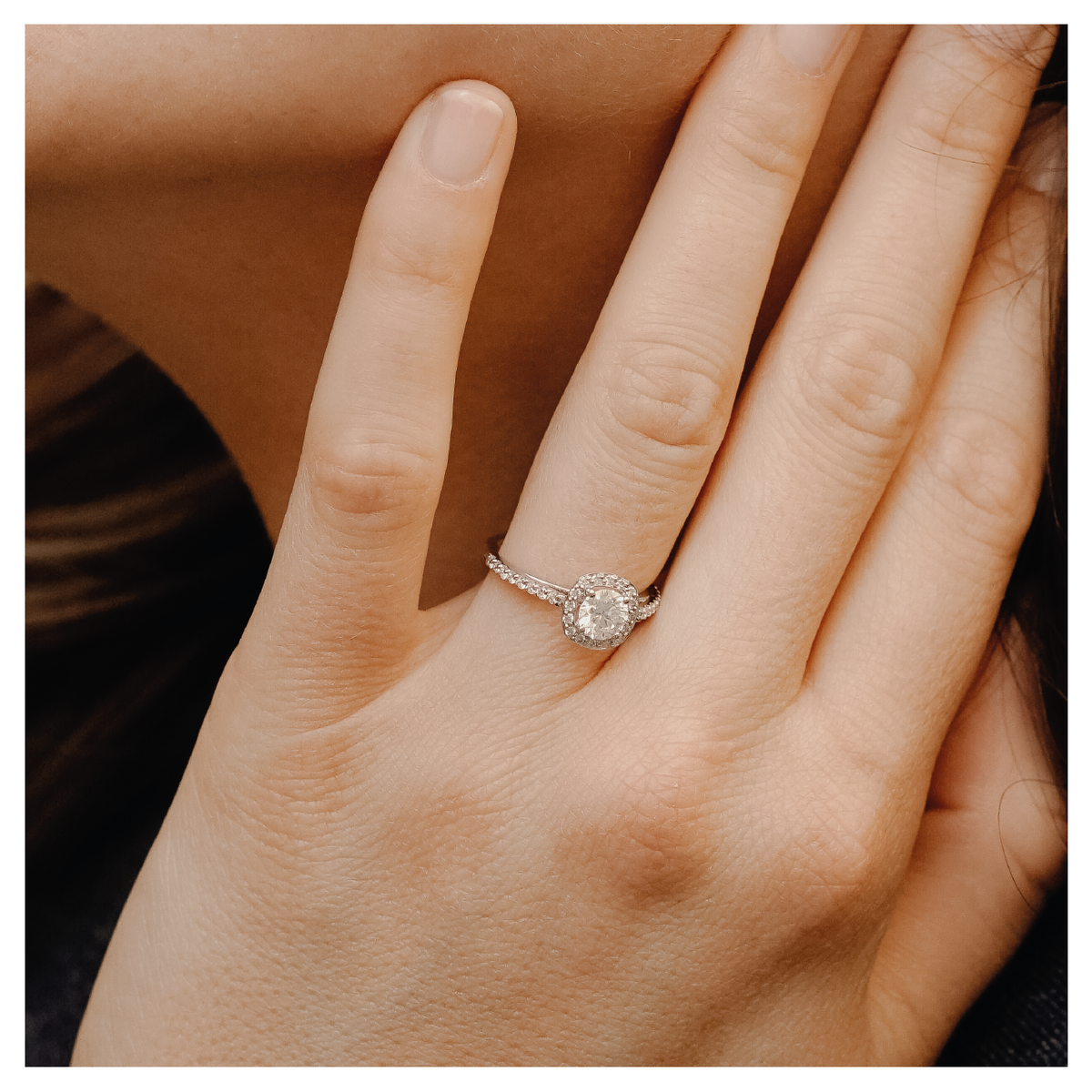 Bague diamant rond avec entourage forme coussin et pavage or rose (AL004)