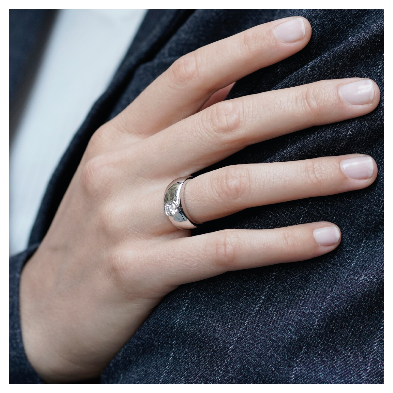 Bague serti clos diamant émeraude type jonc or blanc (AL006E)