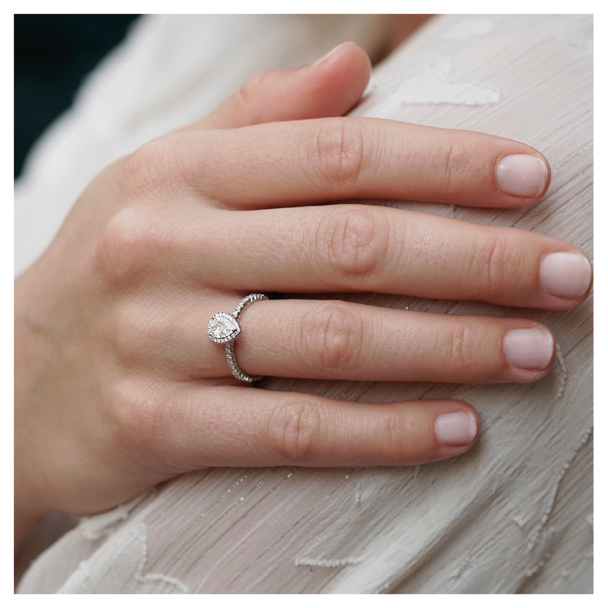 Bague solitaire serti griffe diamant poire avec pavage monture cathédrale or rose (AL000P)