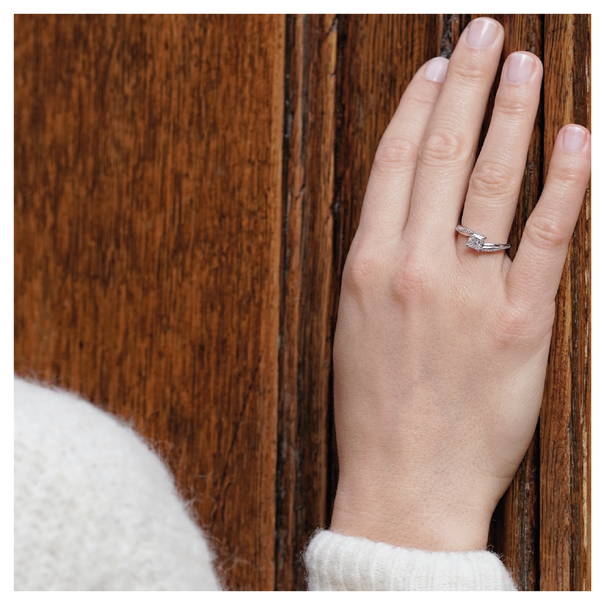 Bague solitaire asymétrique diamant rond avec pavage or jaune (AL010R)