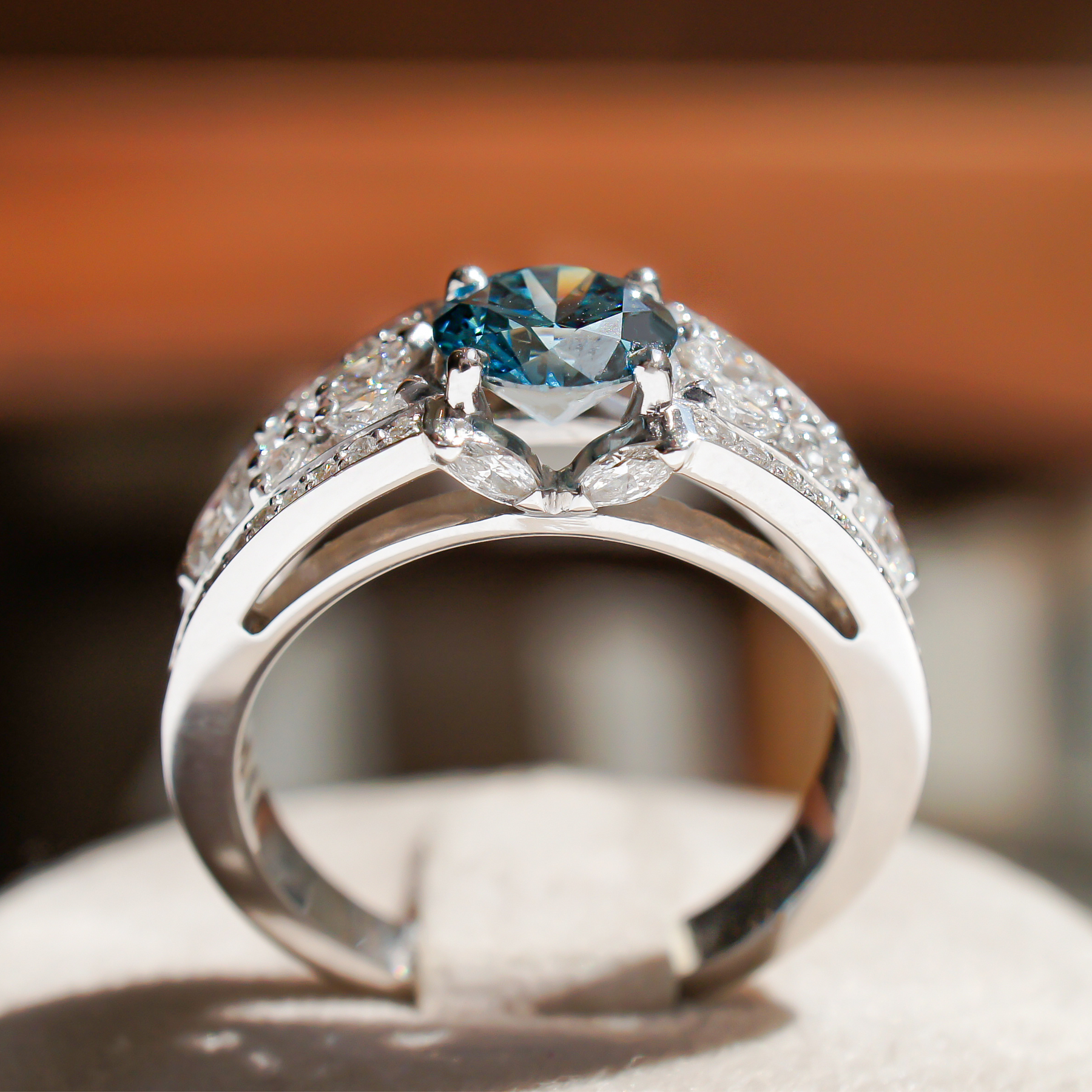 Bague type bandeau diamant bleu avec pavage (AL1004)