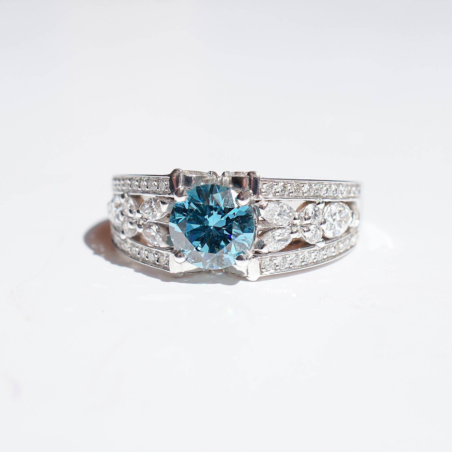 Bague type bandeau diamant bleu avec pavage (AL1004)