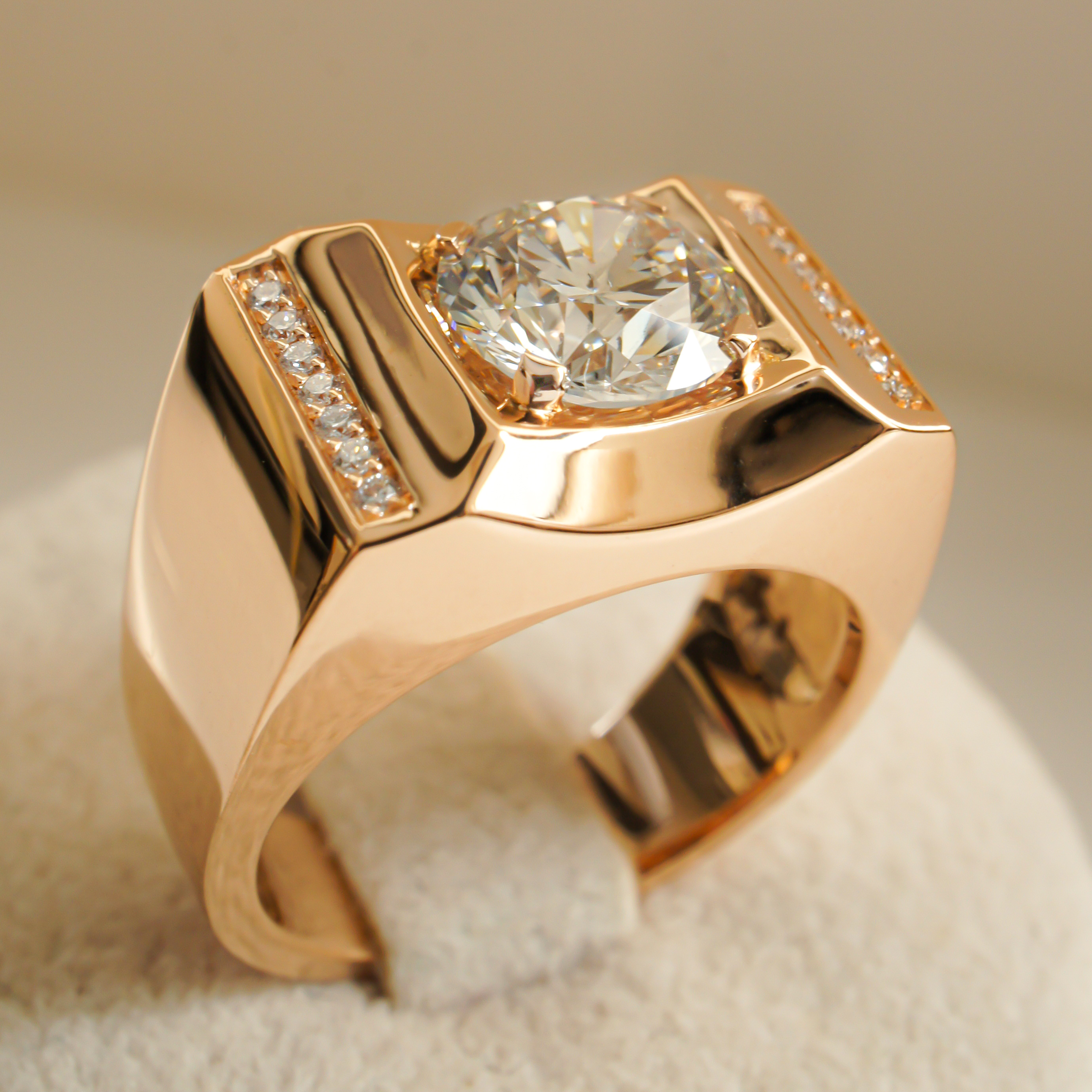 Bague type chevalière diamant avec pavage or rose (AL015)