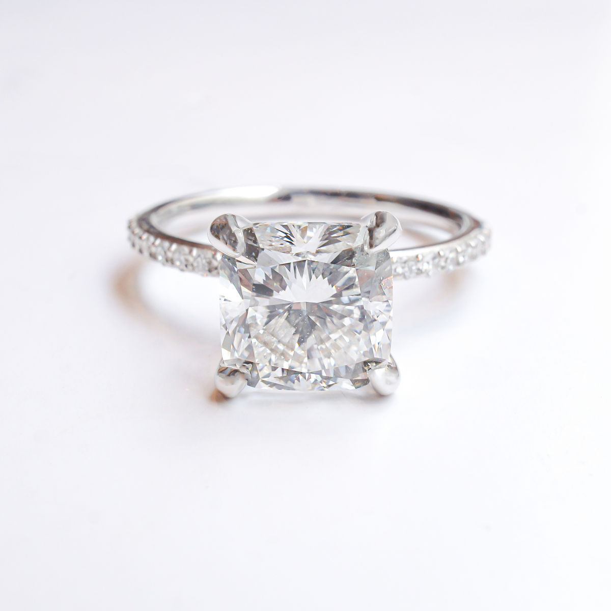 Bague solitaire diamant coussin avec pavage or blanc (AL002C)