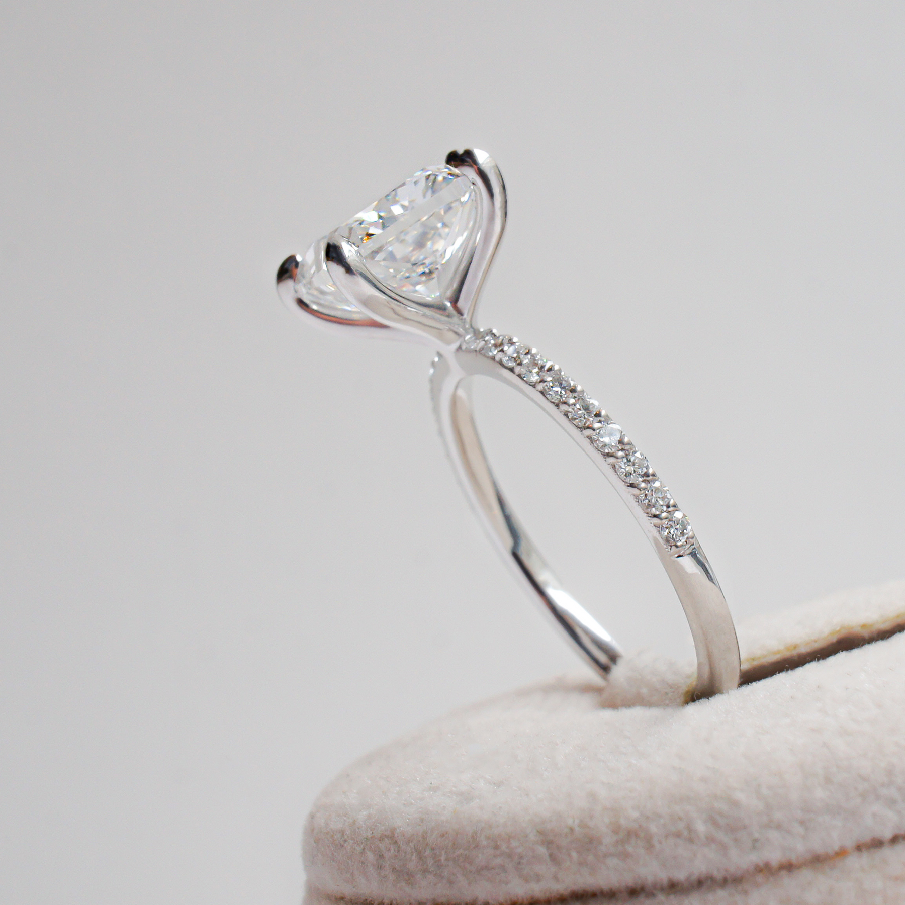 Bague solitaire diamant coussin avec pavage or blanc (AL002C)