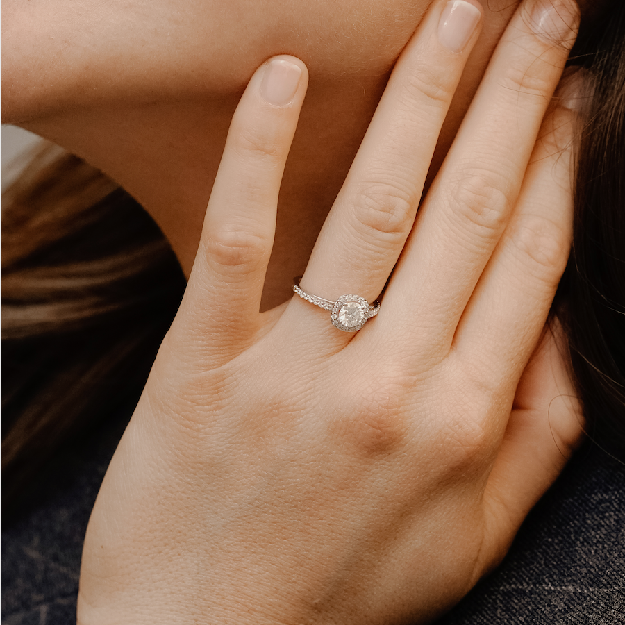 Bague solitaire diamant coussin avec entourage et pavage or blanc AL0