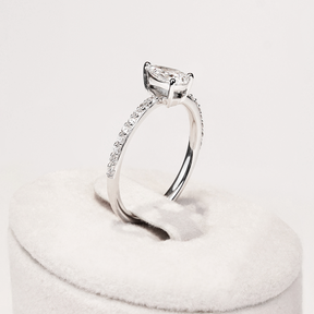 Bague solitaire diamant poire avec pavage or blanc (AL002P)