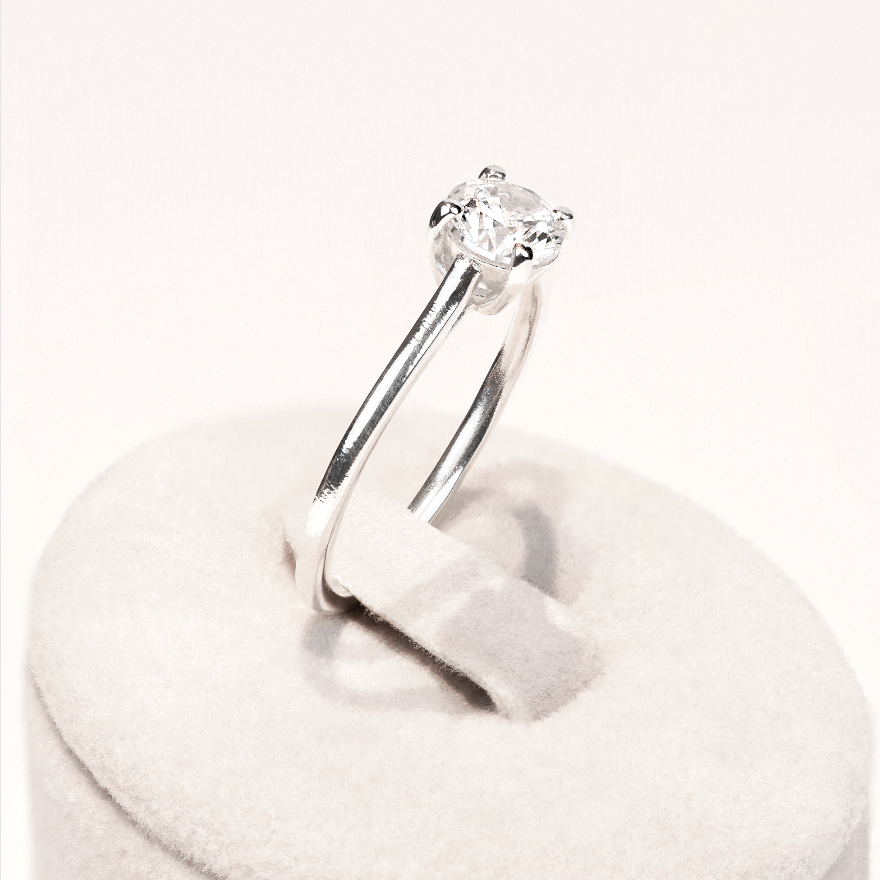 Bague solitaire serti griffe diamant ovale monture cathédrale or blanc (AL013O)