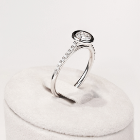Bague solitaire serti clos diamant ovale avec pavage or jaune (AL009O)