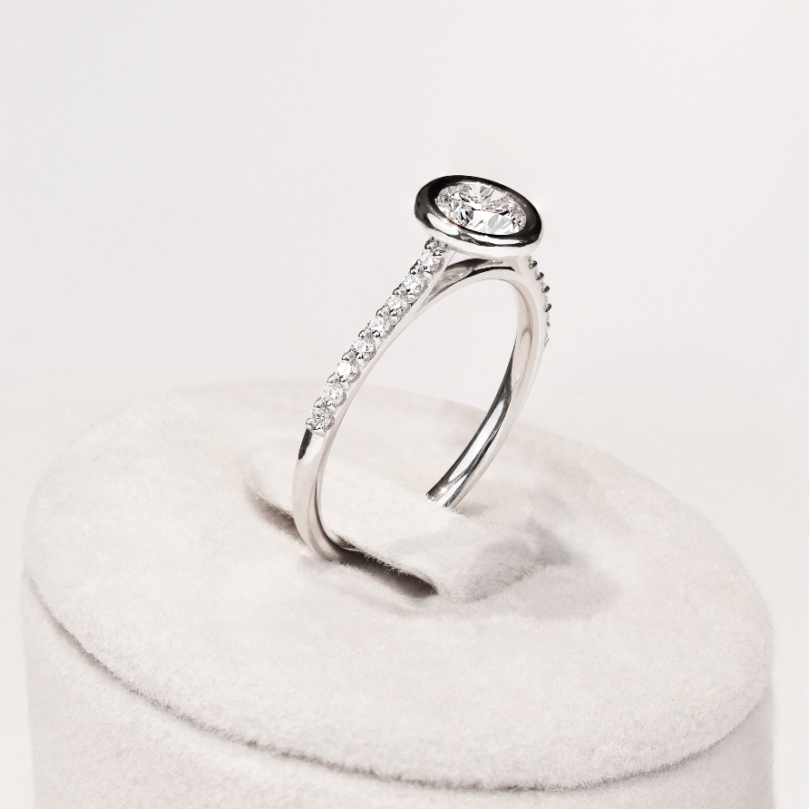 Bague solitaire serti clos diamant rond avec pavage or blanc (AL009R)