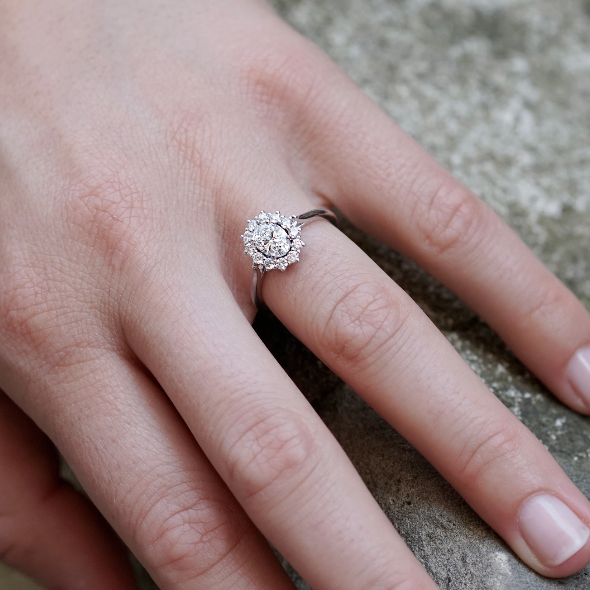 Bague entourage type marguerite diamant ovale or rose AL007O