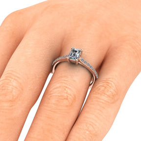 Bague solitaire serti griffe diamant émeraude avec pavage monture cathédrale or rose (AL000E)