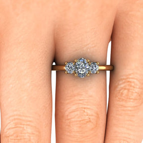 Bague trilogie serti griffe diamant ovale or jaune (AL008O)