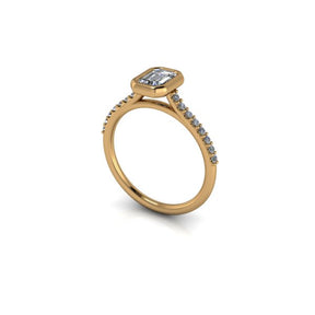 Bague solitaire serti clos diamant émeraude avec pavage or jaune (AL009E)