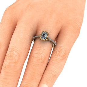 Bague solitaire serti clos diamant émeraude avec pavage or jaune (AL009E)