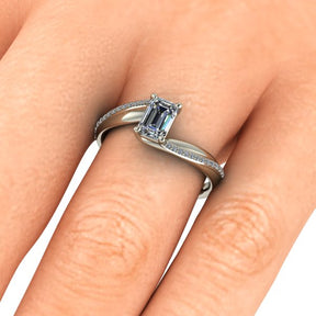 Bague solitaire asymétrique diamant émeraude avec pavage or blanc (AL010E)