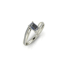 Bague solitaire asymétrique diamant émeraude avec pavage or blanc (AL010E)