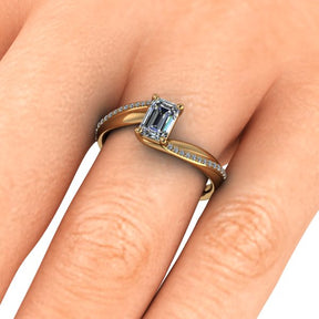 Bague solitaire asymétrique diamant émeraude avec pavage or jaune (AL010E)