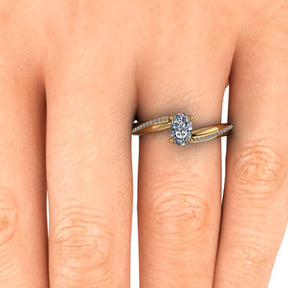 Bague solitaire asymétrique diamant ovale avec pavage or jaune (AL010O)