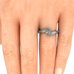 Bague solitaire asymétrique diamant rond avec pavage or blanc (AL010R)
