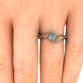 Bague solitaire asymétrique diamant rond avec pavage or jaune (AL010R)