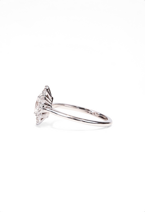 Bague à entourage type marguerite diamant ovale or blanc (AL007O)