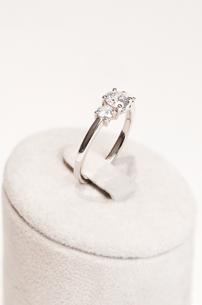 Bague trilogie serti griffe diamant rond or blanc (AL008R)