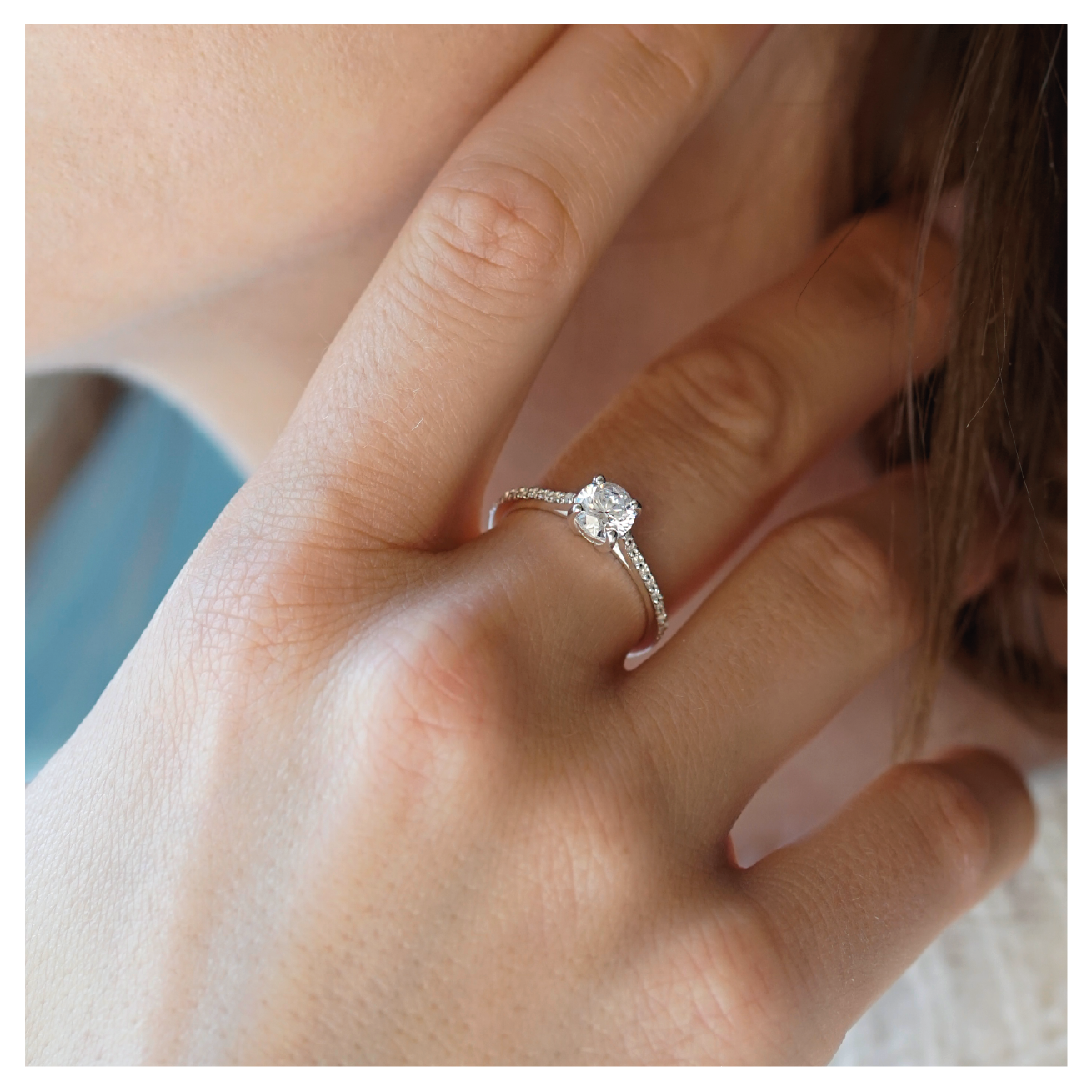 Bague solitaire serti griffe diamant ovale avec pavage monture cathédrale or blanc (AL000O)
