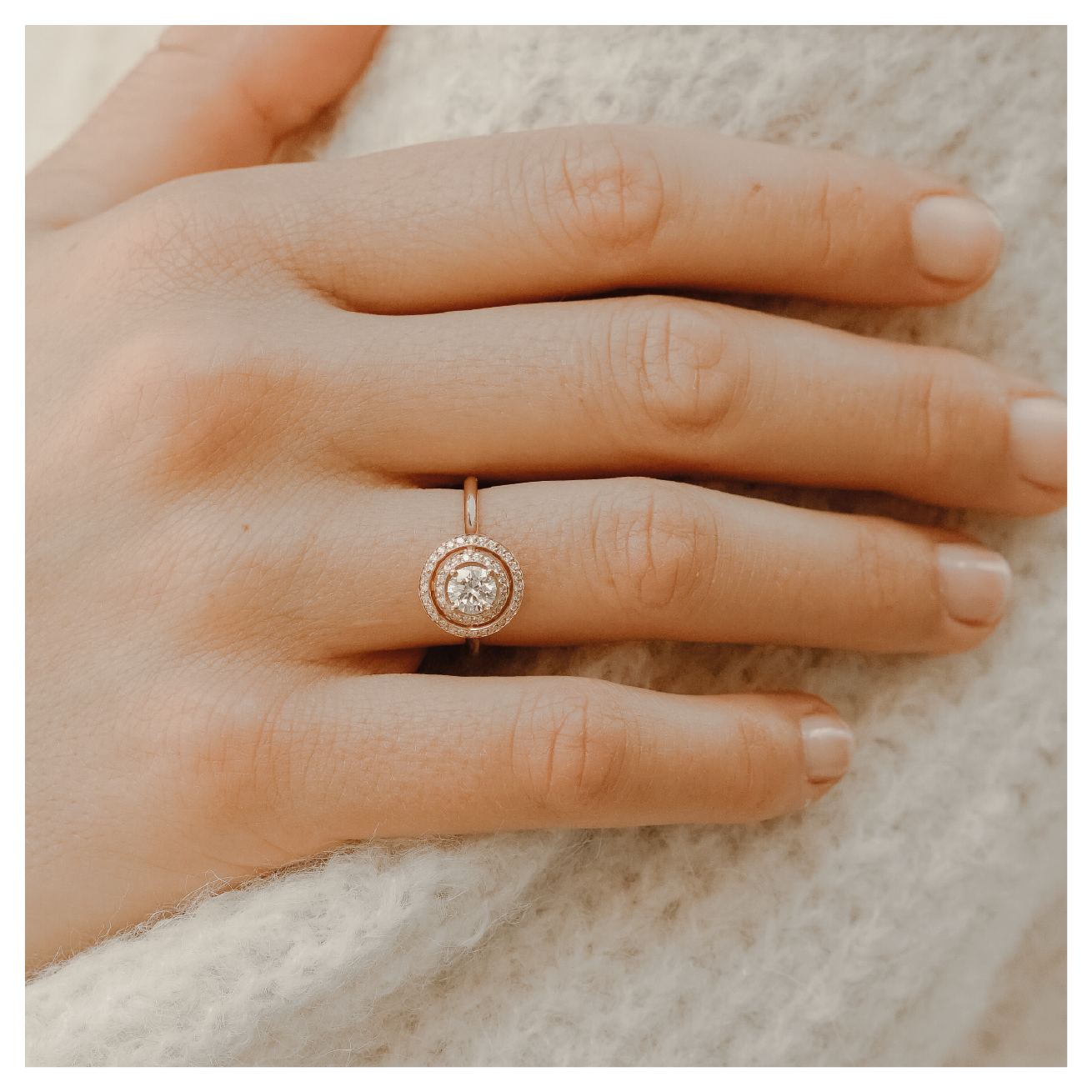 Bague solitaire diamant rond à double entourage or blanc (AL005R)