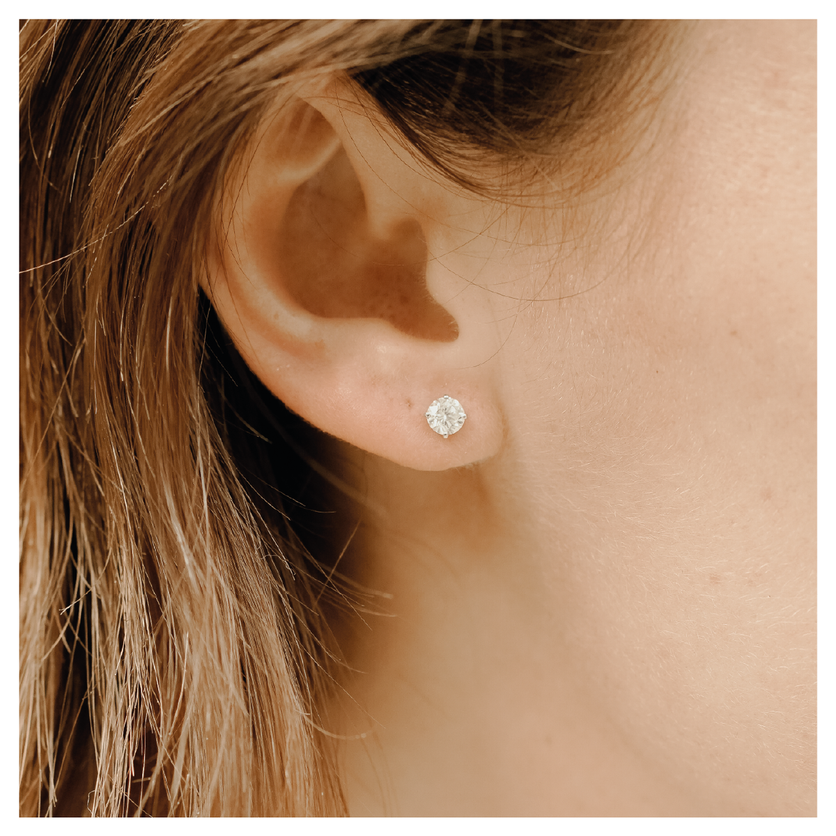Boucle d'oreilles puce serti griffe Diamant rond or blanc (AL3001R)