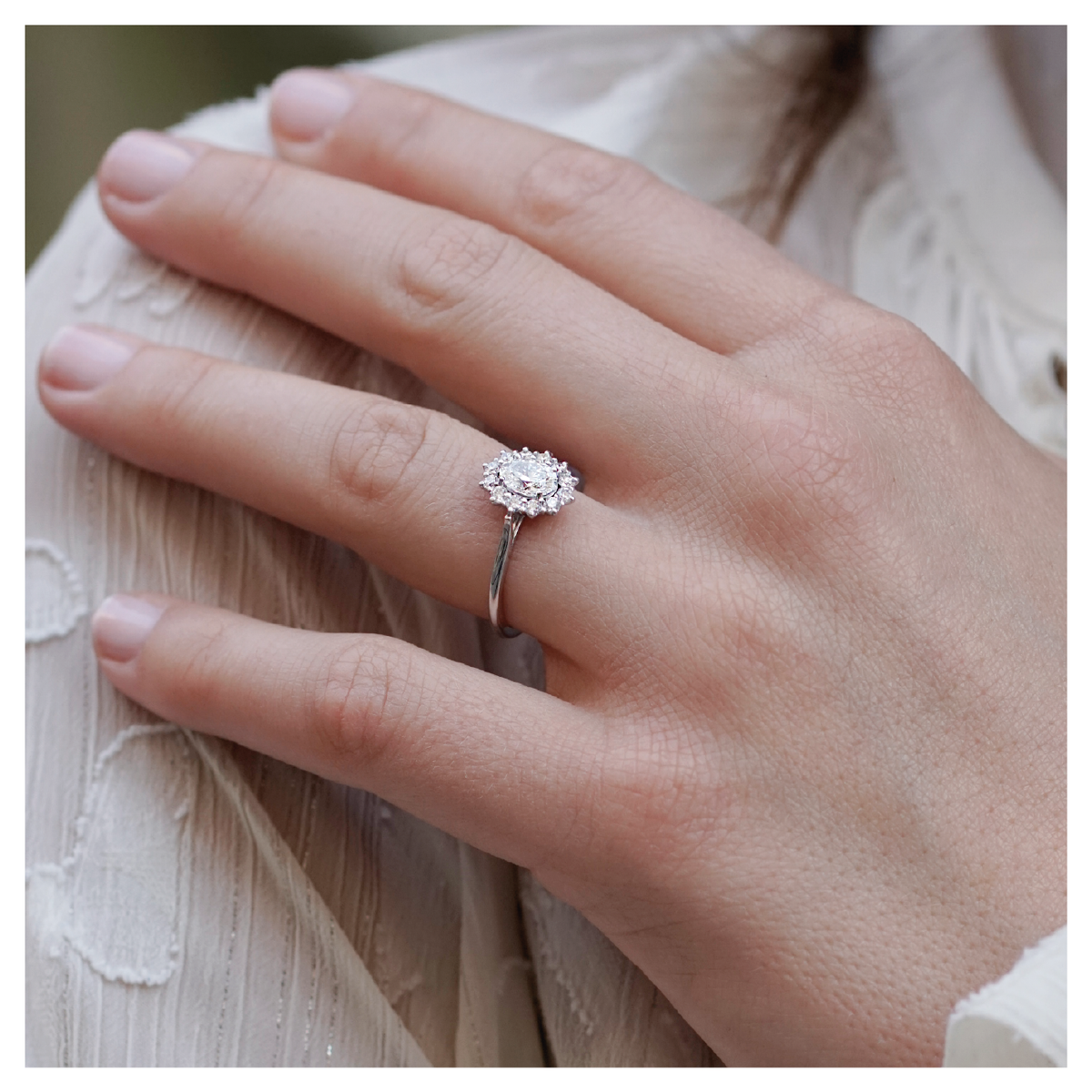 Bague à entourage type marguerite diamant ovale or jaune (AL007O)