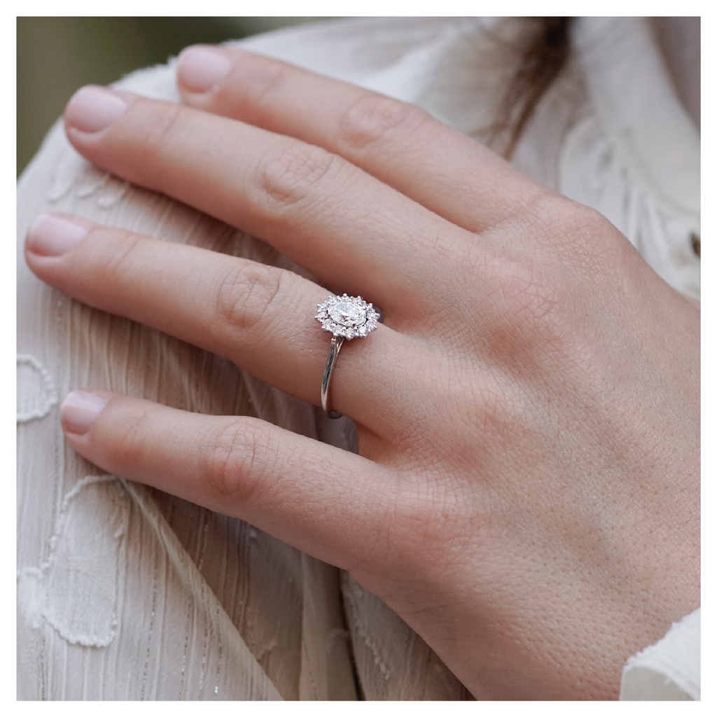 Bague Or 18 Carats Style Marguerite Avec Diamants - Total 0,73 Carat, Poids 5,17 G - Taille 56 - Occasion