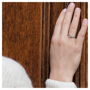 Bague solitaire asymétrique diamant rond avec pavage or rose (AL010R)